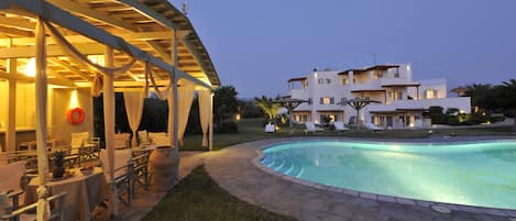 Outdoor pool, pool umbrellas, sun loungers