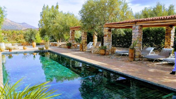 Una piscina techada, una piscina al aire libre