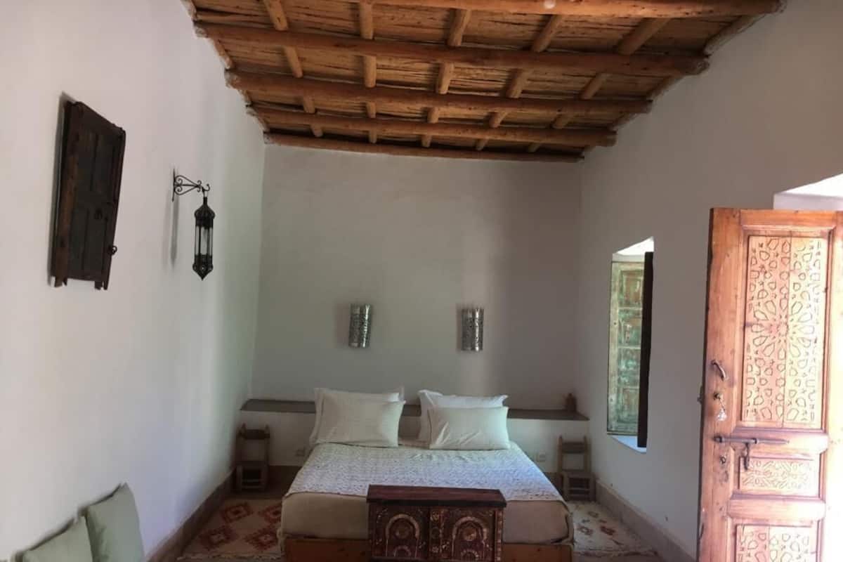 Habitación triple | Insonorización y ropa de cama