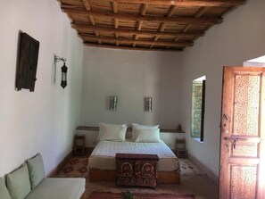 Habitación triple | Sistema de insonorización y ropa de cama
