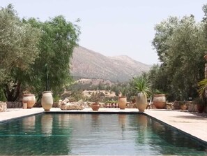 Una piscina techada, una piscina al aire libre