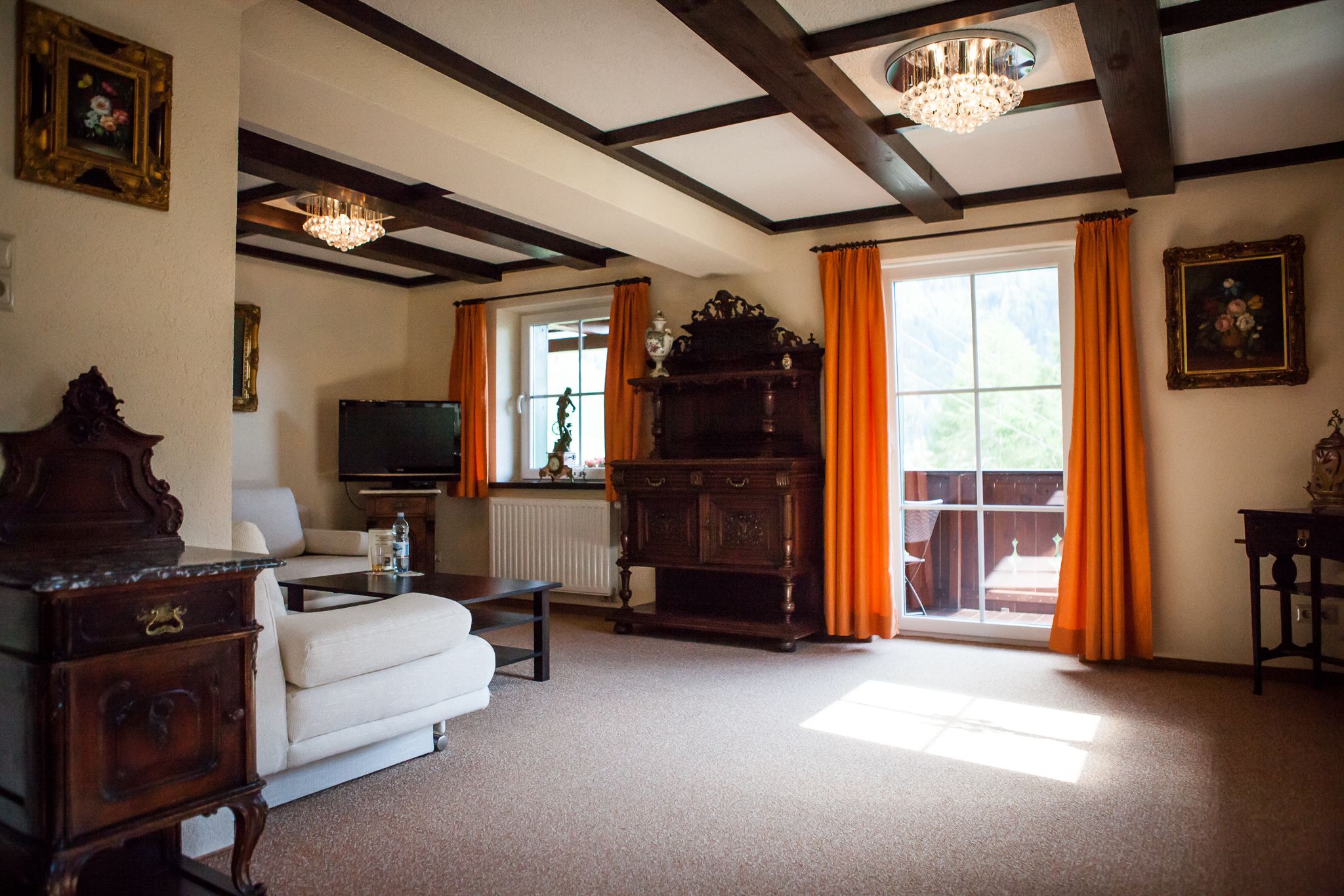 suite, balcony (glockner) | living area | flat-screen tv