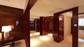 Suite ejecutiva | Minibar, caja fuerte, escritorio y tabla de planchar con plancha