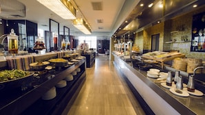 Un buffet con diversi cibi e utensili.