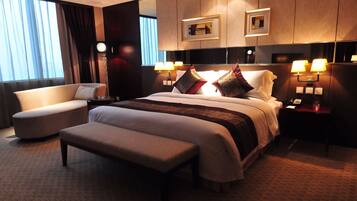 Minibar, coffres-forts dans les chambres, bureau