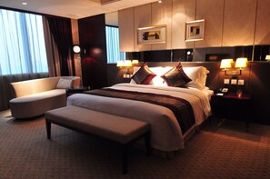 Minibar, safe på rommet, skrivebord og strykejern/-brett