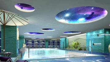 Una piscina cubierta