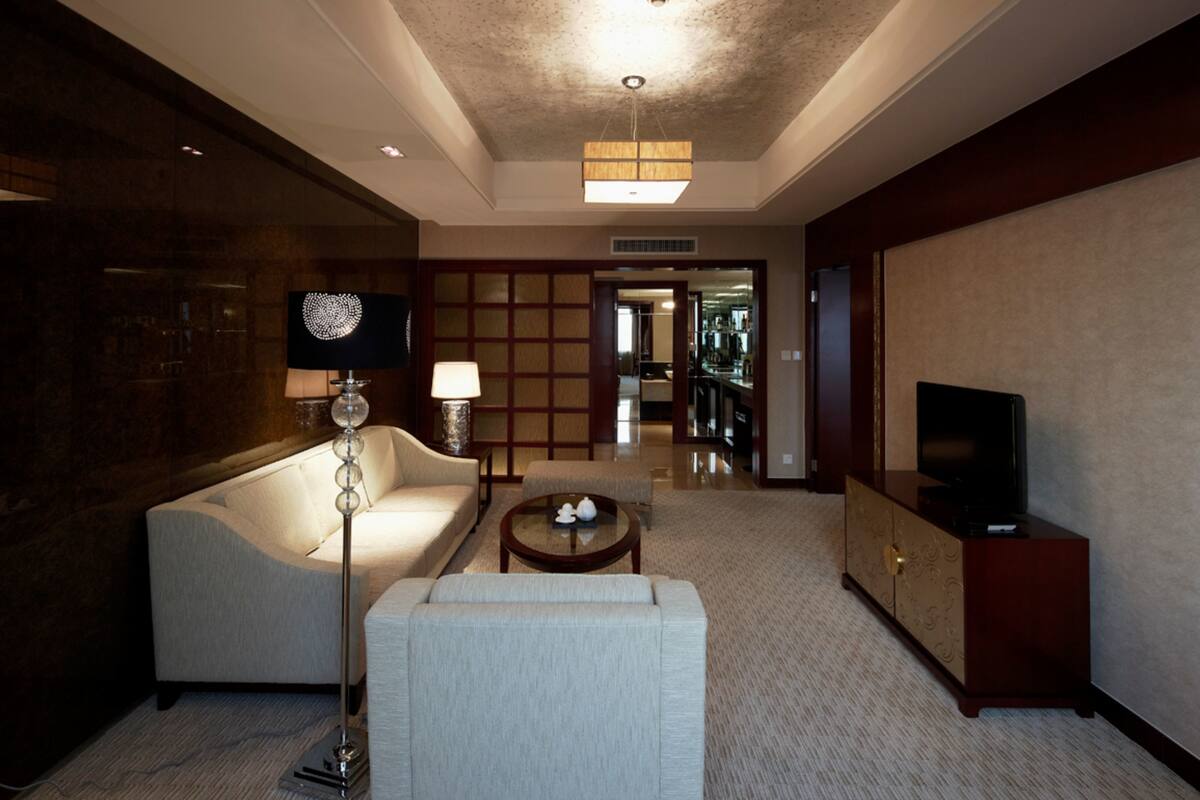 Minibar, in-room safe, desk, iron/ironing board