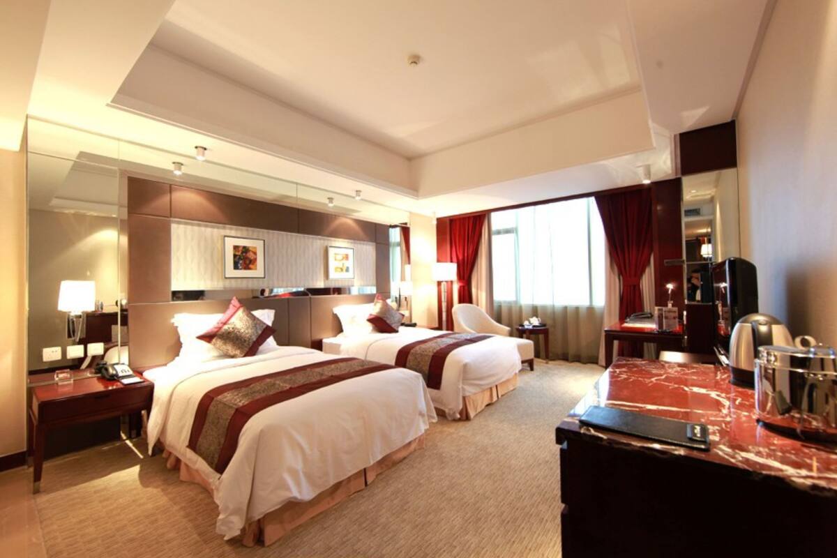 Minibar, in-room safe, desk, iron/ironing board