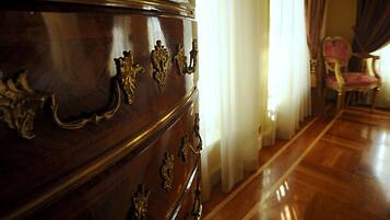 Un aparador de madera con elegantes pomos de latón y un piso de madera pulida.