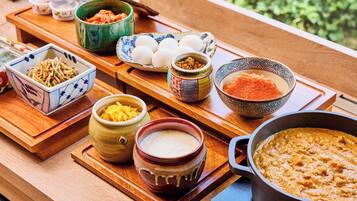 Petit déjeuner buffet servi tous les jours en supplément