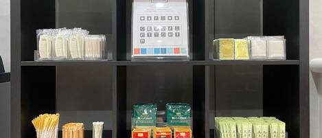 Una exhibición de diversos productos envasados en una tienda.