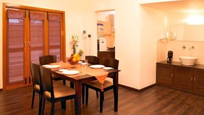 Apartamento, 3 habitaciones | Servicio de comidas en la habitación