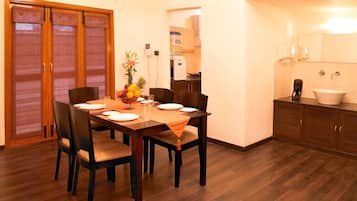 Apartemen, 3 kamar tidur | Makan di kamar