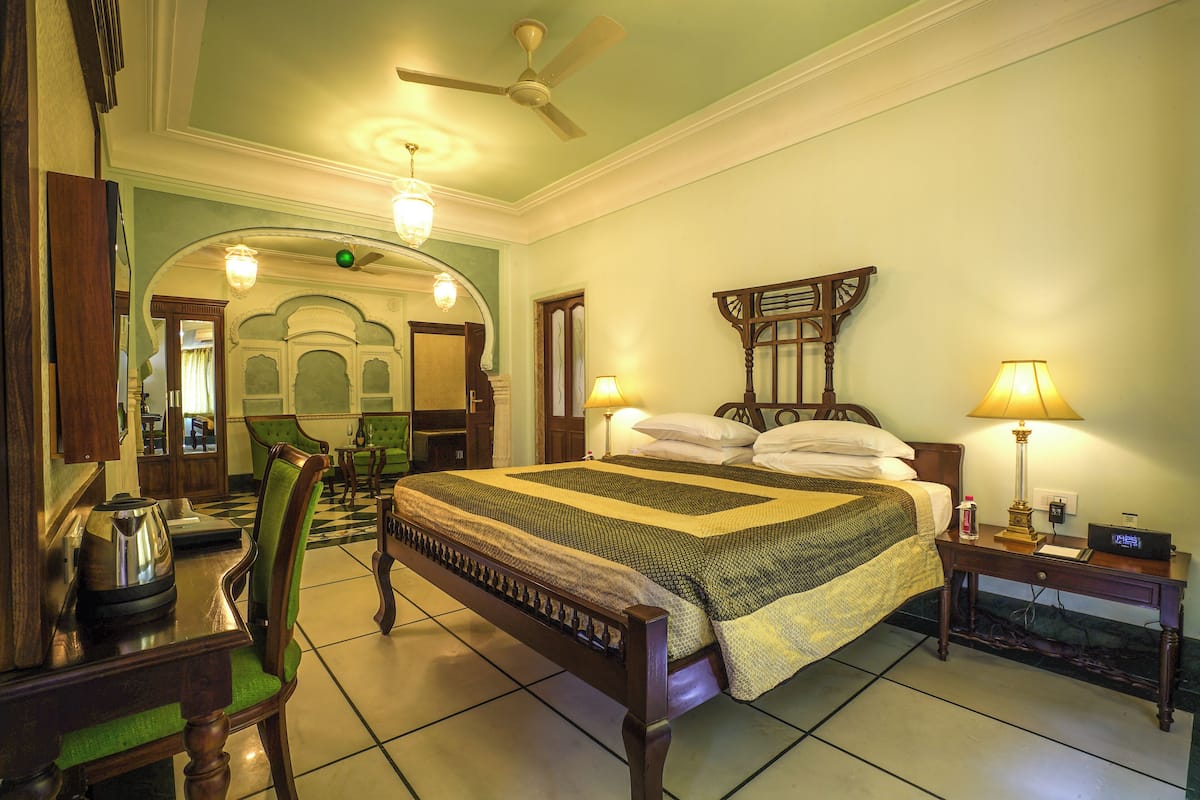 Royal suite, 1 kingsize bed | Luxe beddengoed, een minibar, een kluis op de kamer, een bureau