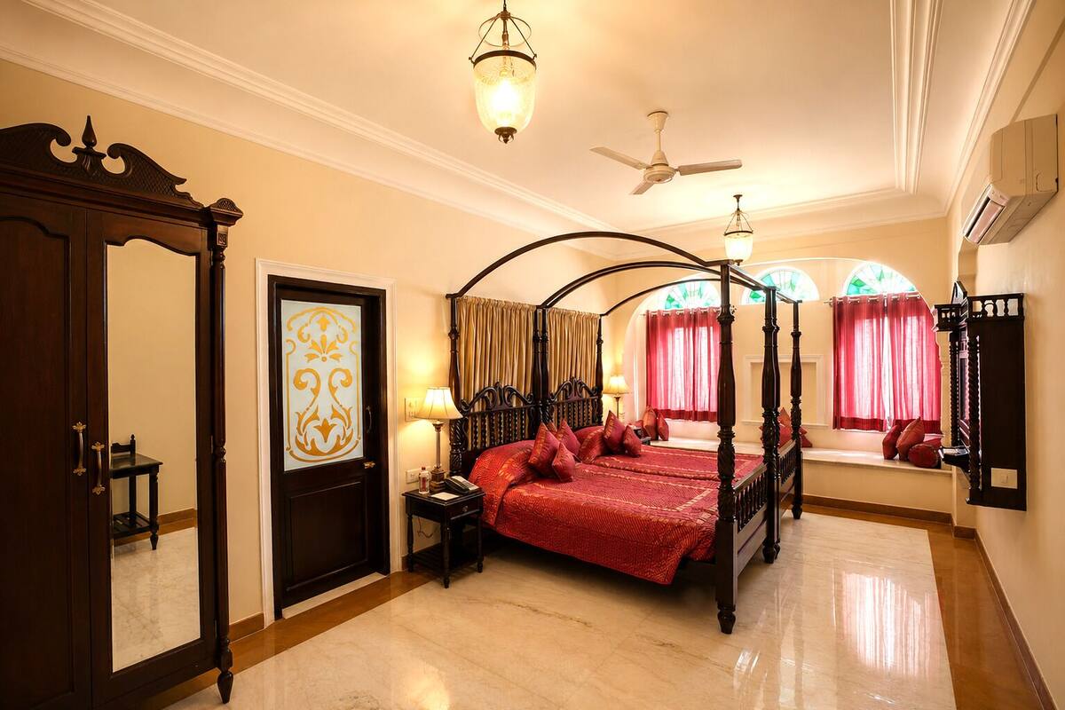 Suite (Shahpura Suite) | Luxe beddengoed, een minibar, een kluis op de kamer, een bureau