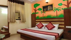 Minibar, desk, rollaway beds (surcharge), WiFi (free) - Snow White Deluxe (New Delhi)