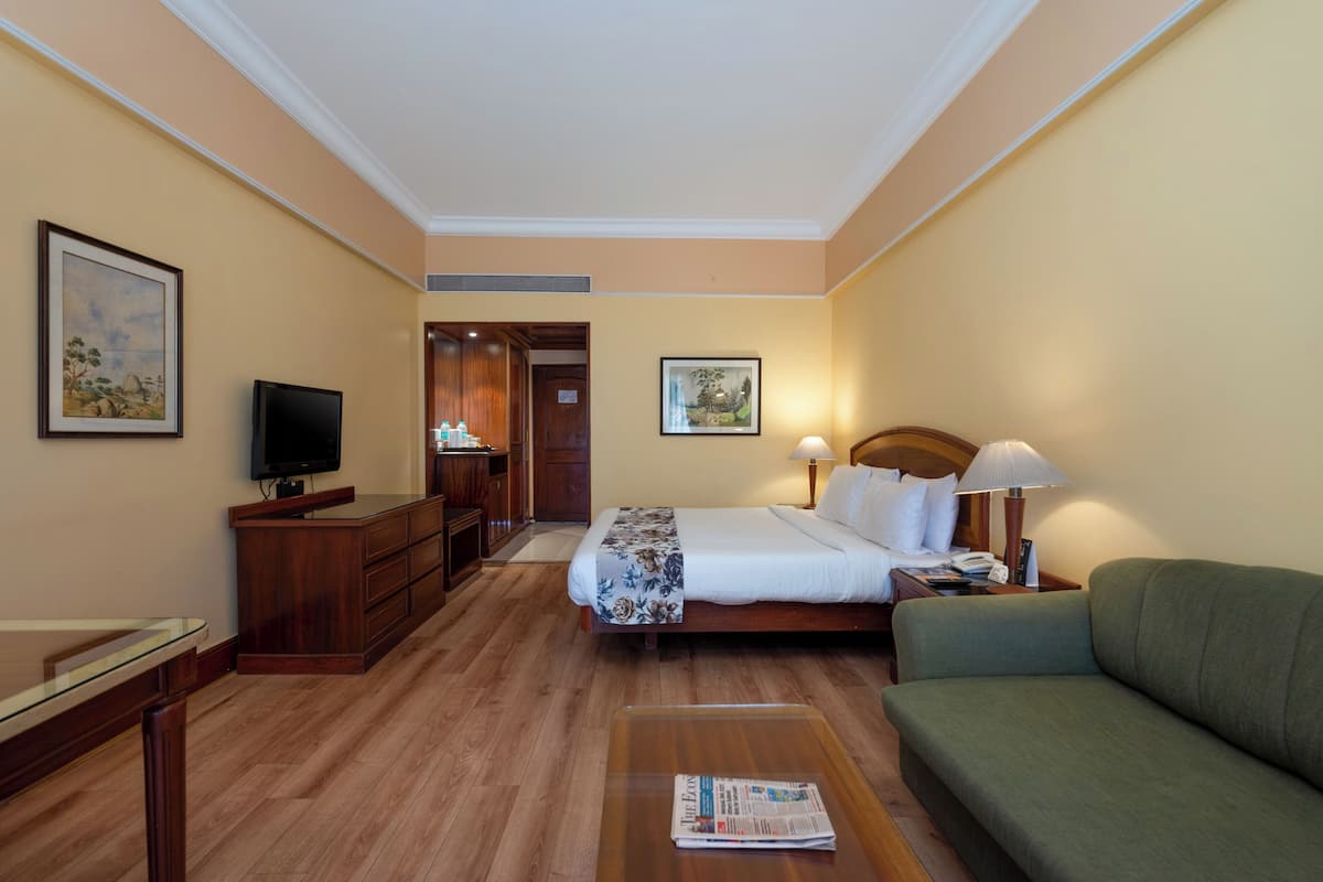 Deluxe Room | 1 bedroom, minibar, in-room safe, individually furnished