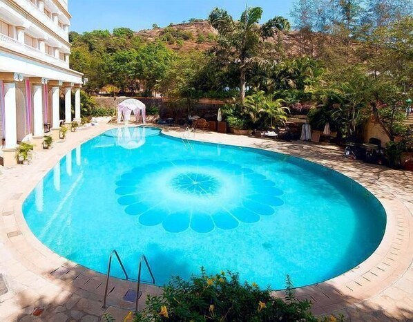 Outdoor pool, pool loungers