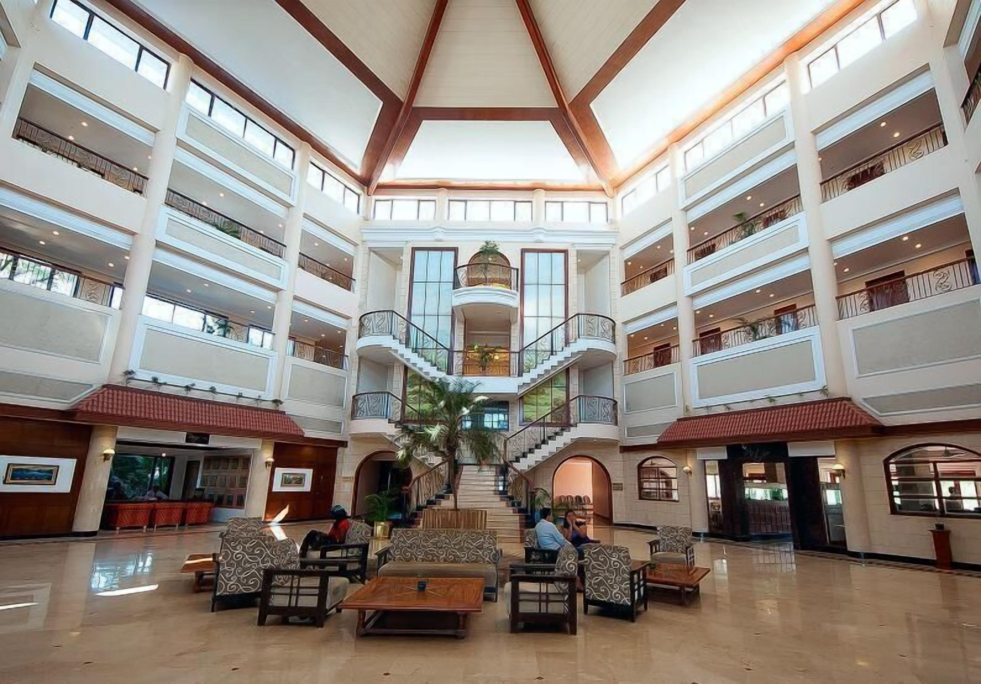 Un'ampia hall con diversi livelli, una scalinata centrale e zone relax.