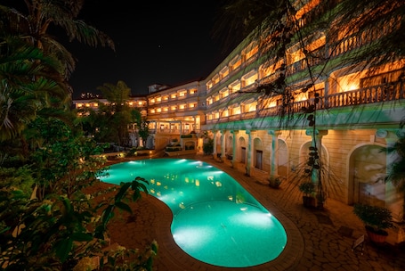 室外游泳池,日光浴躺椅