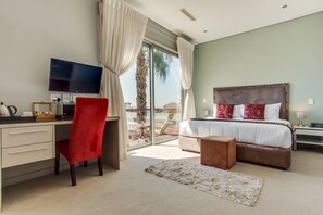 Premium bedding, minibar, in-room safe, desk - The One 8 Hotel (Cape Town)