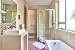 Deluxe-Zimmer, Badewanne | Badezimmer | Haartrockner, Bademäntel, Handtücher