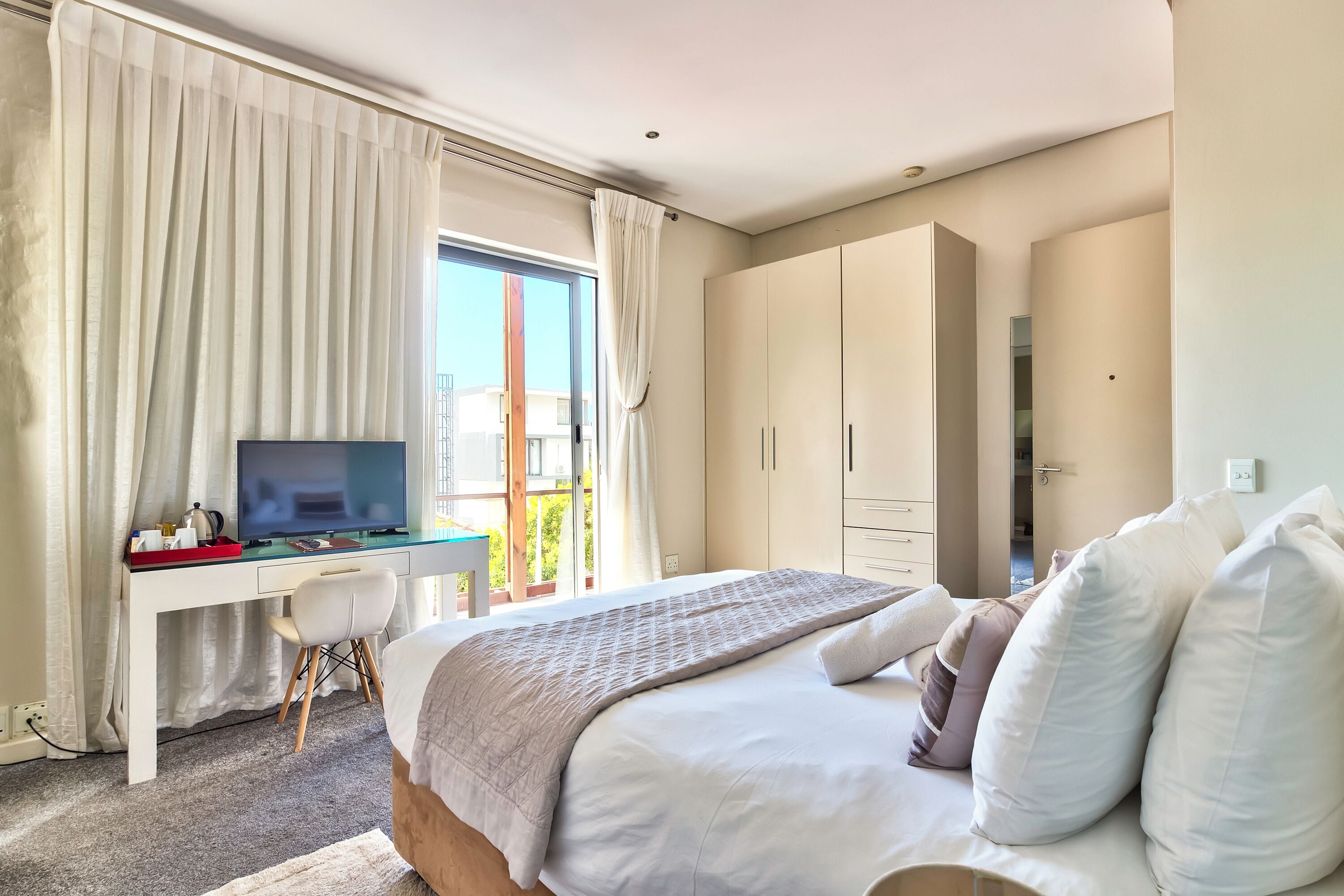 Ropa de cama de alta calidad y minibar 