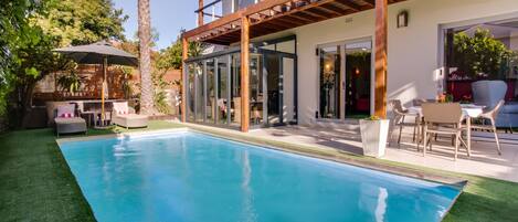 Outdoor pool, pool umbrellas, sun loungers