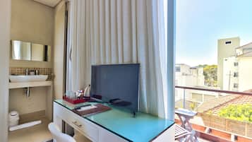 Deluxe kamer, balkon | Luxe beddengoed, een minibar, een kluis op de kamer, een bureau