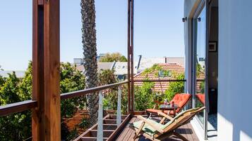 Rom – superior | Sengetøy av topp kvalitet, minibar, safe på rommet og skrivebord