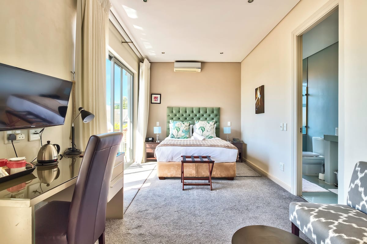 Luxe beddengoed, een minibar, een kluis op de kamer, een bureau
