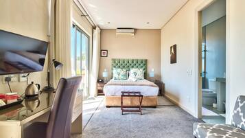 Roupas de cama premium, frigobar, cofres nos quartos, escrivaninha