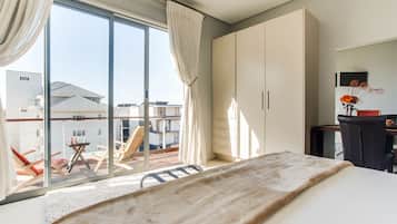 Deluxe kamer, balkon | Luxe beddengoed, een minibar, een kluis op de kamer, een bureau