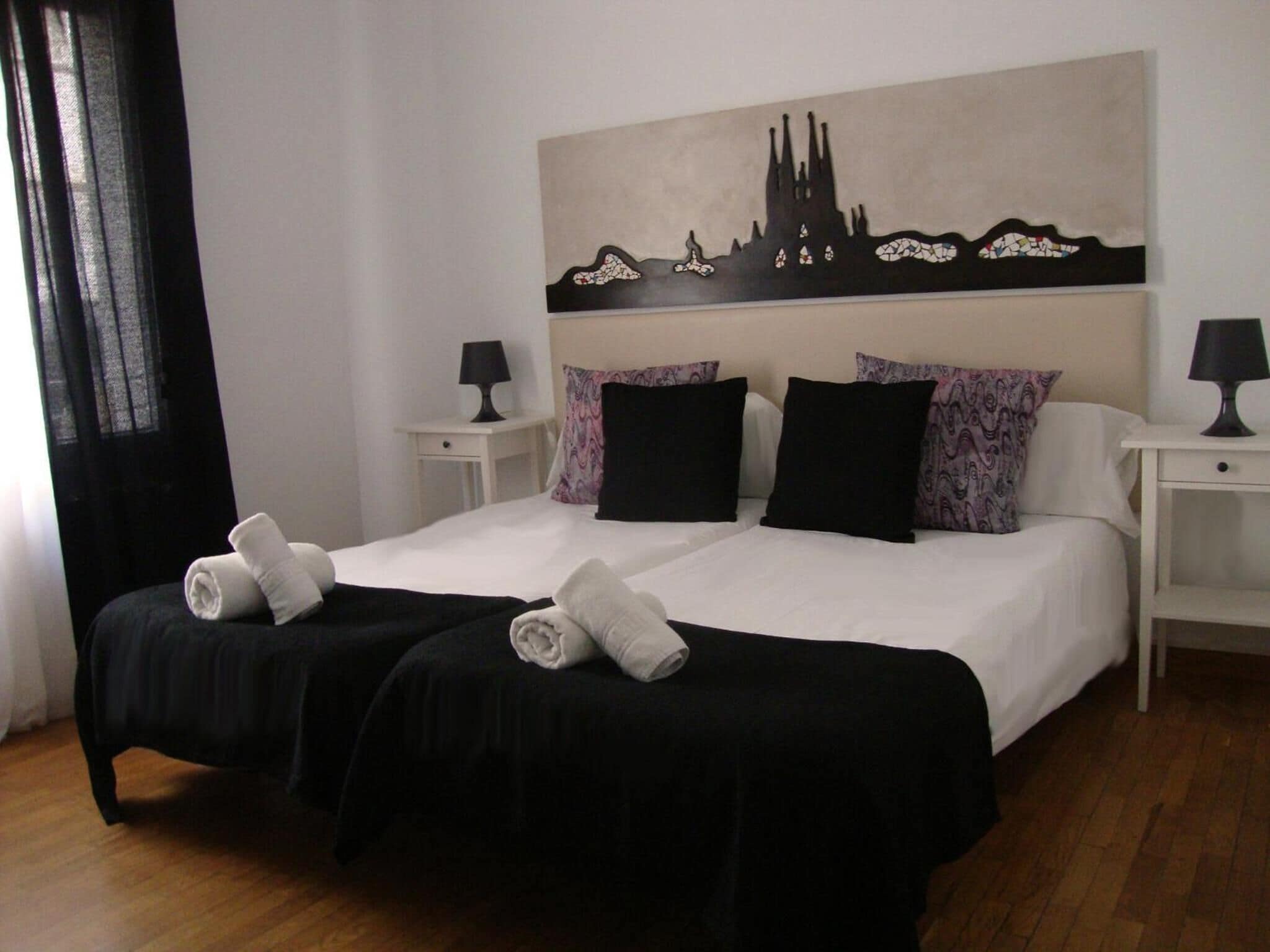 Minibar, tabla de planchar con plancha, wifi gratis y ropa de cama