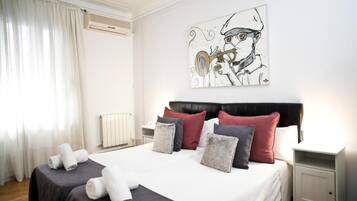Een minibar, een strijkplank/strijkijzer, gratis wifi, beddengoed