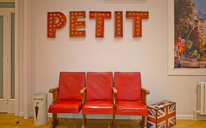 20-inch flat-screen TV with digital channels, TV - Petit Hotel (Barcelona)