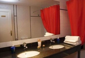 Hair dryer, towels - Petit Hotel (Barcelona)