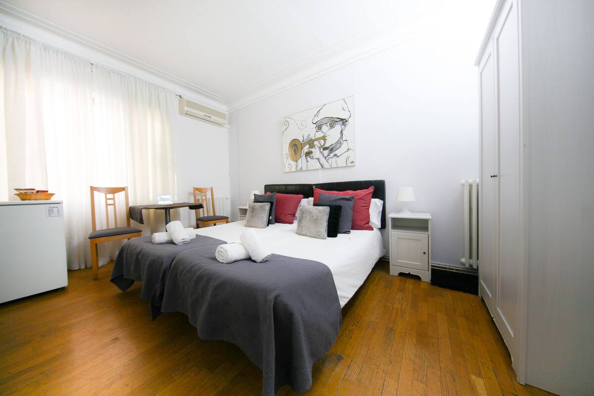 Minibar, tabla de planchar con plancha, wifi gratis y ropa de cama 