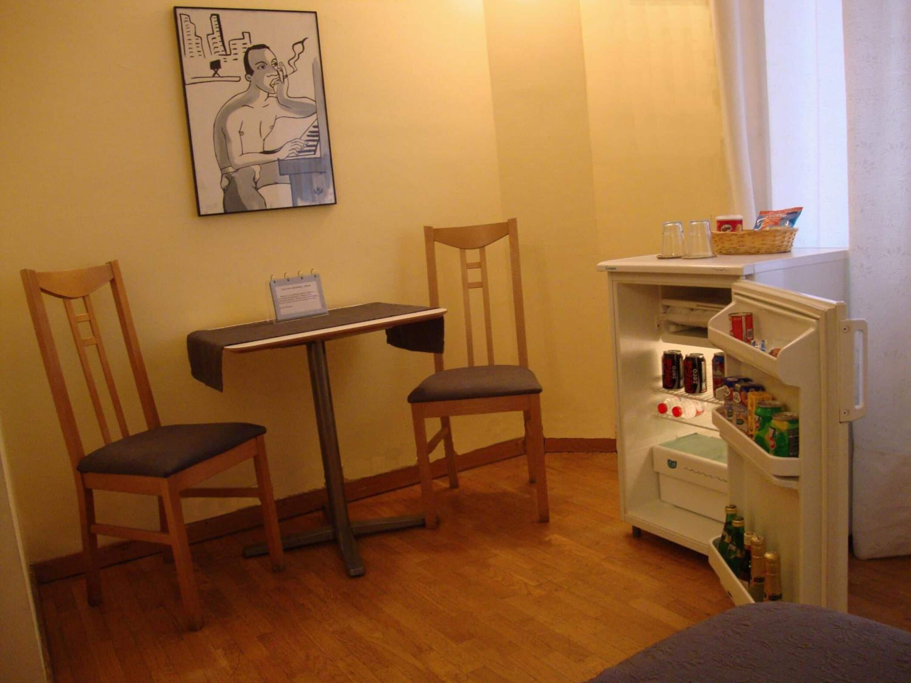 Een minibar, een strijkplank/strijkijzer, gratis wifi, beddengoed