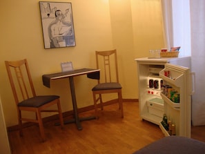 Minibaari, silitysrauta/-lauta, ilmainen Wi-Fi, vuodevaatteet