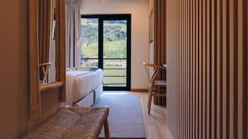 1 bedroom, desk, blackout curtains, soundproofing