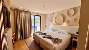 1 bedroom, desk, blackout drapes, soundproofing