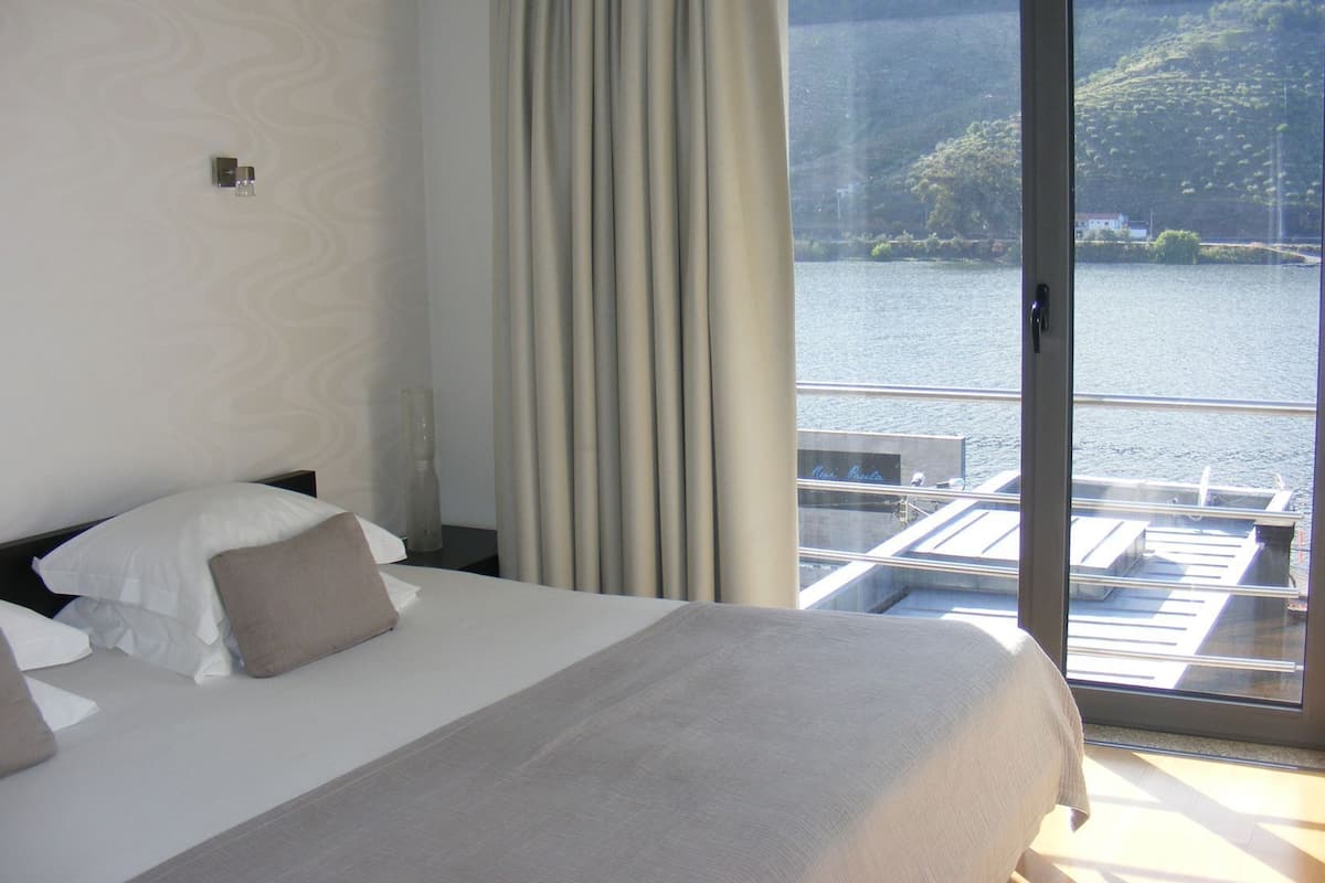 1 bedroom, desk, blackout curtains, soundproofing