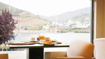 TĂ€gliches FrĂŒhstĂŒcksbuffet (10 EUR pro Person)