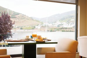 매일 뷔페 아침 식사(1인당 EUR 10)