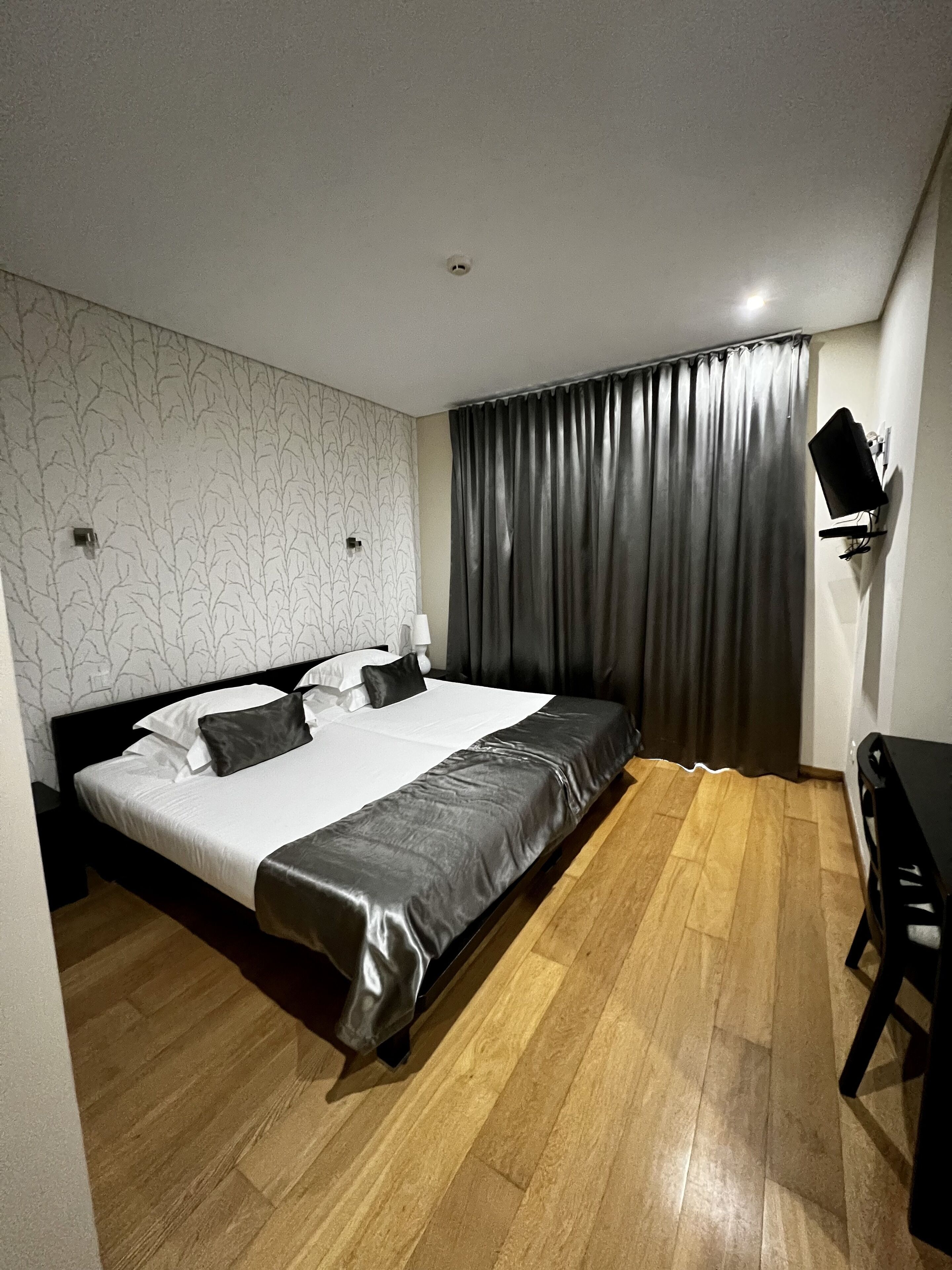 1 chambre, bureau, rideaux occultants, chambres insonorisées