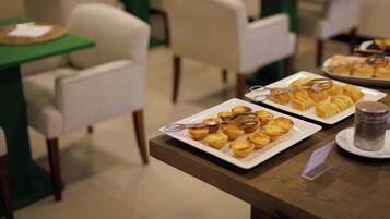 TĂ€gliches FrĂŒhstĂŒcksbuffet (10 EUR pro Person)