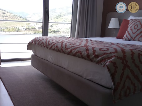 Standard Double Room, River View | 1 bedroom, desk, blackout drapes, soundproofing