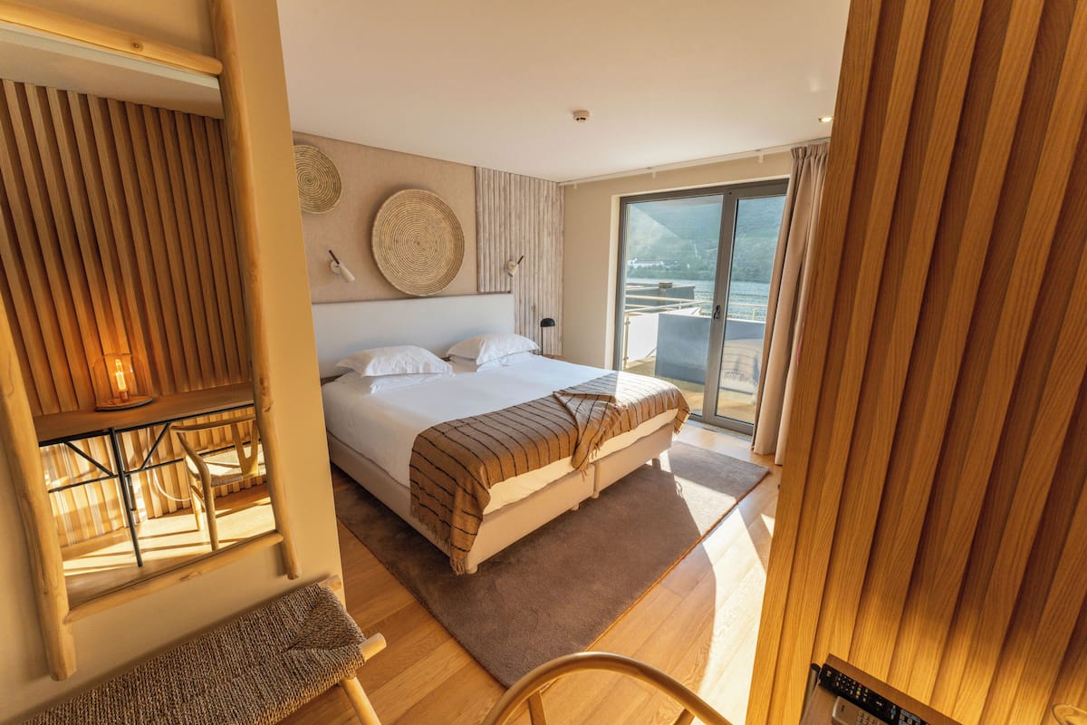 Standard Double Room, River View | 1 bedroom, desk, blackout drapes, soundproofing
